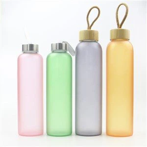 Farebná sklenená fľaša na vodu